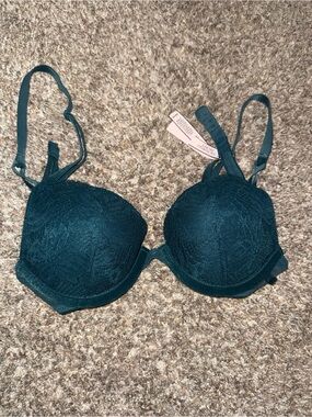 Victoria's Secret Emerald Lace lightly lined bra